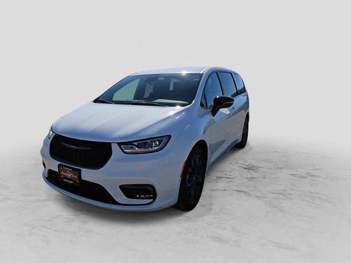 Bright White Clearcoat 2026 Chrysler Pacifica L