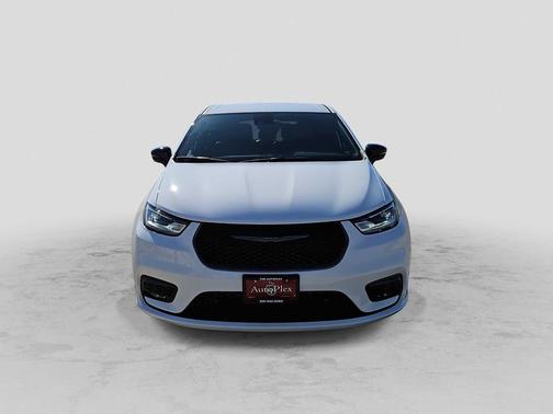 Bright White Clearcoat 2026 Chrysler Pacifica L