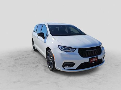 Bright White Clearcoat 2026 Chrysler Pacifica L