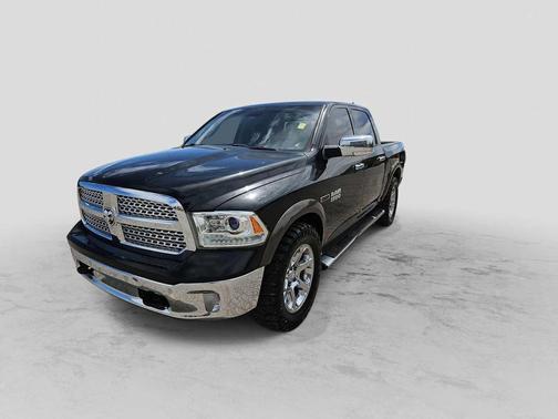 Brilliant Black Crystal Pearlcoat 2018 RAM 1500 Laramie