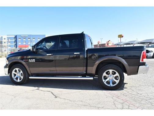 Brilliant Black Crystal Pearlcoat 2018 RAM 1500 Laramie