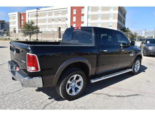 Brilliant Black Crystal Pearlcoat 2018 RAM 1500 Laramie