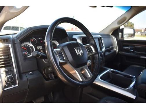 Brilliant Black Crystal Pearlcoat 2018 RAM 1500 Laramie