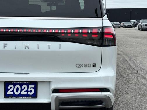 Radiant White 2025 INFINITI QX80 Luxe
