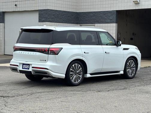 Radiant White 2025 INFINITI QX80 Luxe