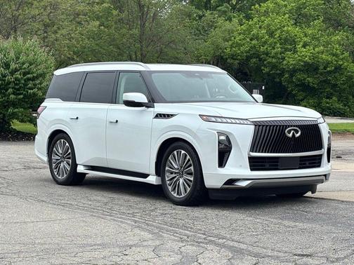 Radiant White 2025 INFINITI QX80 Luxe