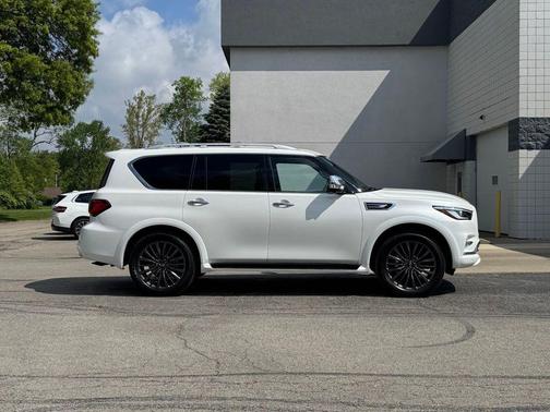 2024 INFINITI QX80 SENSORY AWD