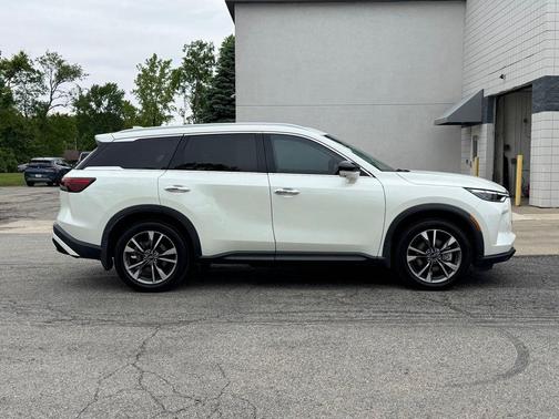 Majestic White 2023 INFINITI QX60 Luxe