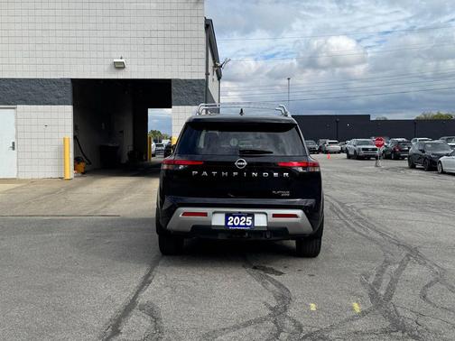 2025 Nissan Pathfinder Platinum 4WD