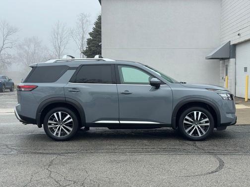2025 Nissan Pathfinder Platinum 4WD