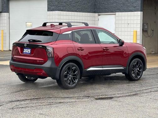 Scarlet 2025 Nissan Kicks SR