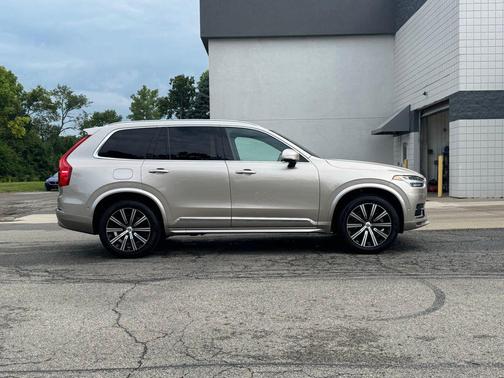 2023 Volvo XC90 B5 Plus