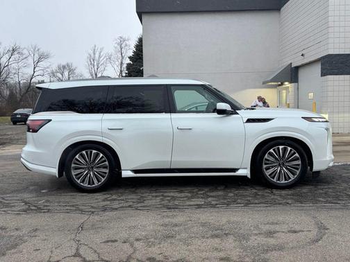 2025 INFINITI QX80 SENSORY AWD