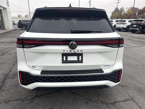 2026 Volkswagen Tiguan 2.0T SE R-Line Black