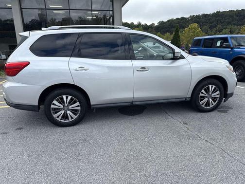 2020 Nissan Pathfinder SV