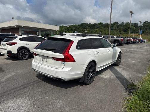 2018 Volvo V90 Cross Country T6