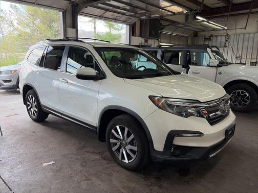 Diamond White Pearl 2019 Honda Pilot EX