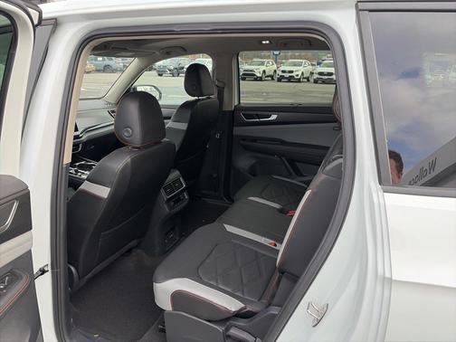 2024 Volkswagen Atlas 2.0T Peak Edition SEL