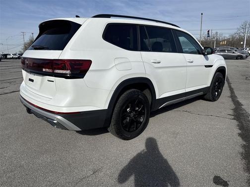 2024 Volkswagen Atlas 2.0T Peak Edition SEL