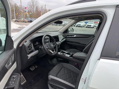 2024 Volkswagen Atlas 2.0T Peak Edition SEL