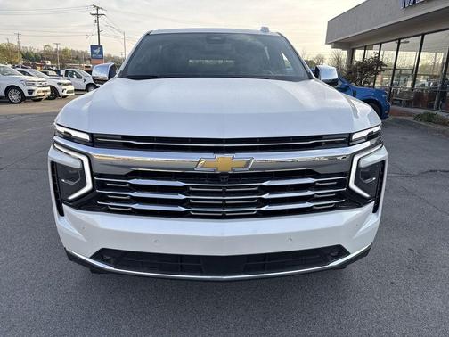 Iridescent Pearl Tricoat 2025 Chevrolet Suburban Premier