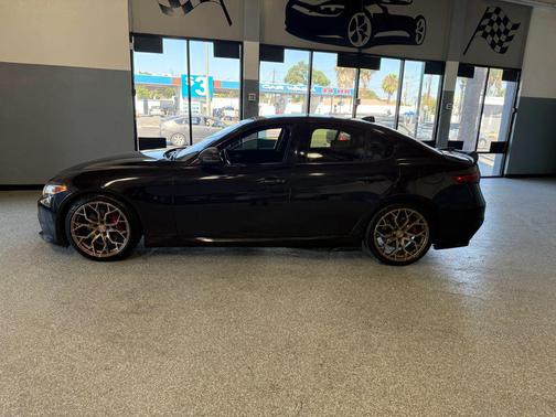 Vulcano Black Metallic 2017 Alfa Romeo Giulia Ti
