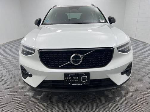 2025 Volvo XC40 B5 Ultra Dark Theme