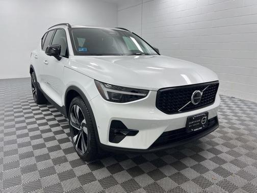 2025 Volvo XC40 B5 Ultra Dark Theme