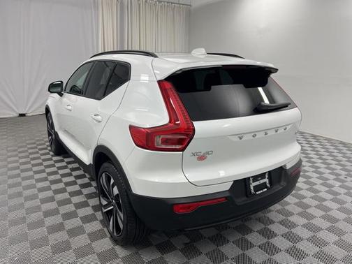 2025 Volvo XC40 B5 Ultra Dark Theme