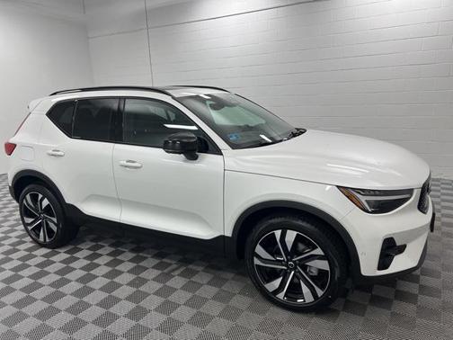2025 Volvo XC40 B5 Ultra Dark Theme