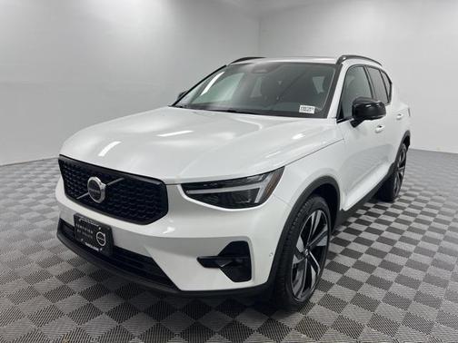 2025 Volvo XC40 B5 Ultra Dark Theme