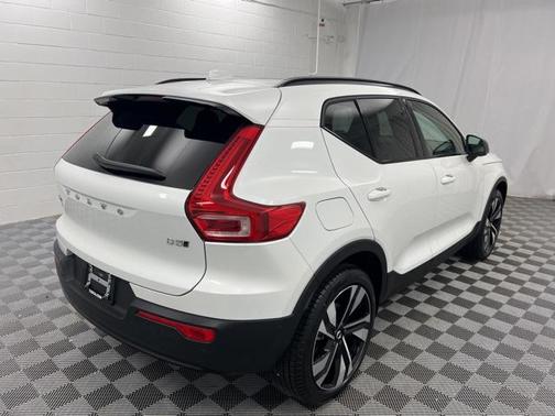 2025 Volvo XC40 B5 Ultra Dark Theme