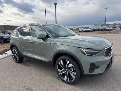 2025 Volvo XC40 B5 Ultra Bright Theme