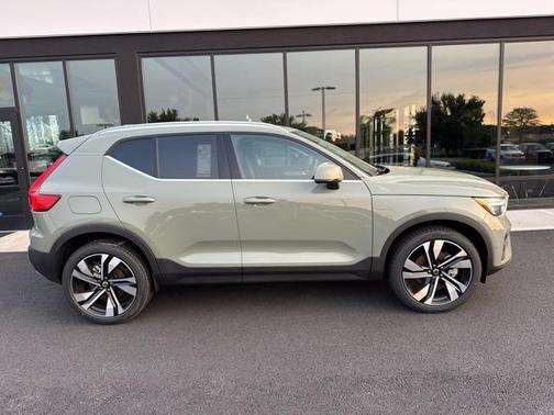 2025 Volvo XC40 B5 Ultra Bright Theme
