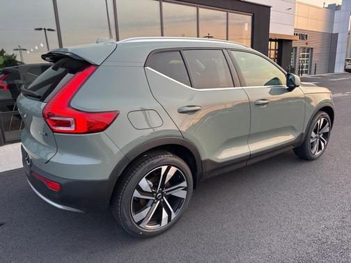 2025 Volvo XC40 B5 Ultra Bright Theme