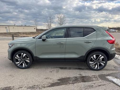 2025 Volvo XC40 B5 Ultra Bright Theme