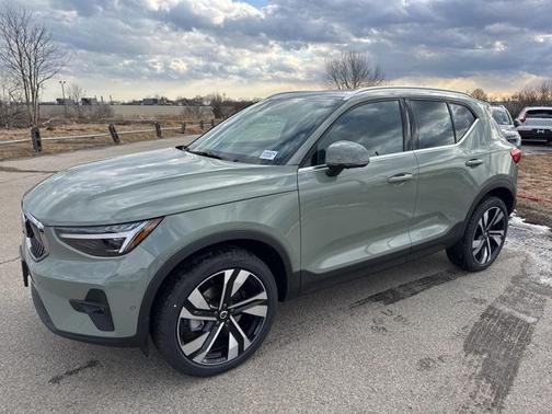 2025 Volvo XC40 B5 Ultra Bright Theme