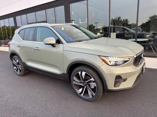 2025 Volvo XC40 B5 Ultra Bright Theme