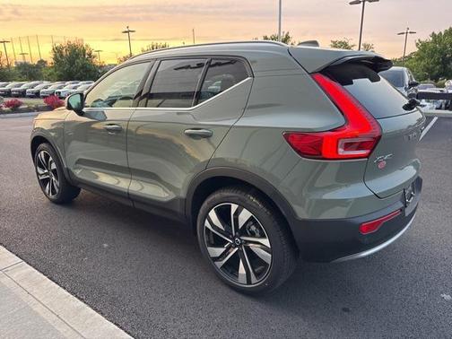 2025 Volvo XC40 B5 Ultra Bright Theme