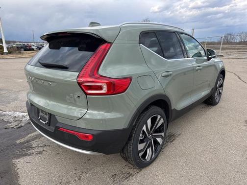 2025 Volvo XC40 B5 Ultra Bright Theme
