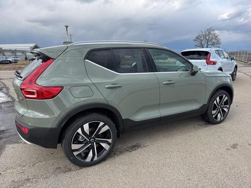 2025 Volvo XC40 B5 Ultra Bright Theme