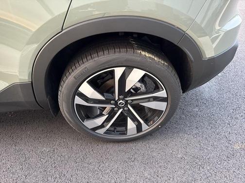 2025 Volvo XC40 B5 Ultra Bright Theme