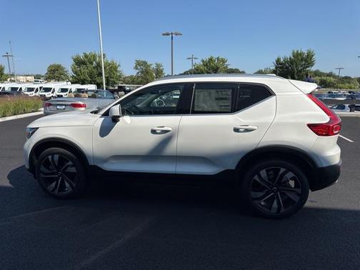 2025 Volvo XC40 B5 Plus Bright Theme