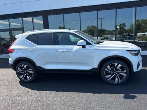 2025 Volvo XC40 B5 Plus Bright Theme