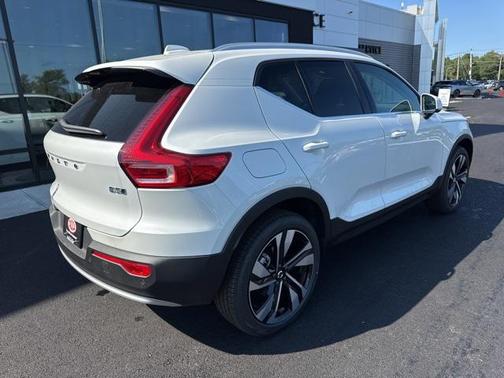 2025 Volvo XC40 B5 Plus Bright Theme