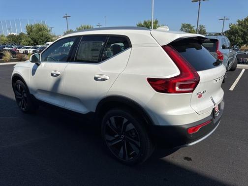 2025 Volvo XC40 B5 Plus Bright Theme