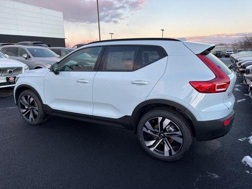 2025 Volvo XC40 B5 Plus Dark Theme