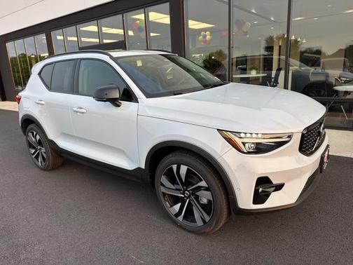 2025 Volvo XC40 B5 Plus Dark Theme
