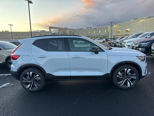 2025 Volvo XC40 B5 Plus Dark Theme