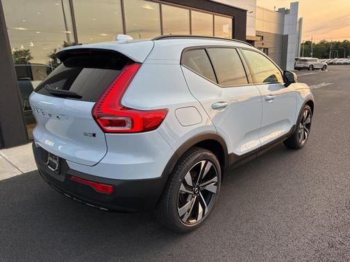 2025 Volvo XC40 B5 Plus Dark Theme